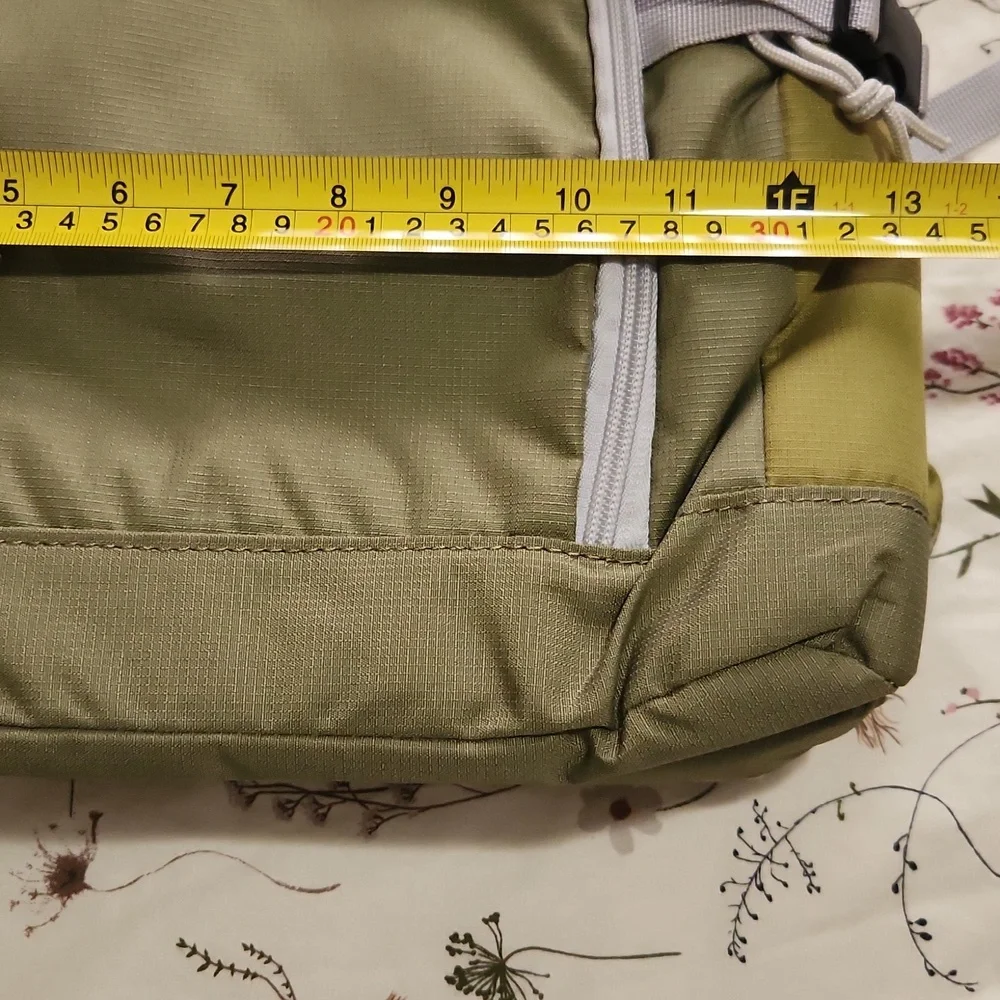 ***SALE 3 for $20*** Kelty Green Picnic Cooler - Picture 4 of 10